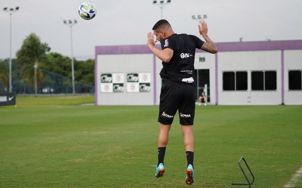 Renato Augusto treina com bola e fica próximo de reforçar o Corinthians