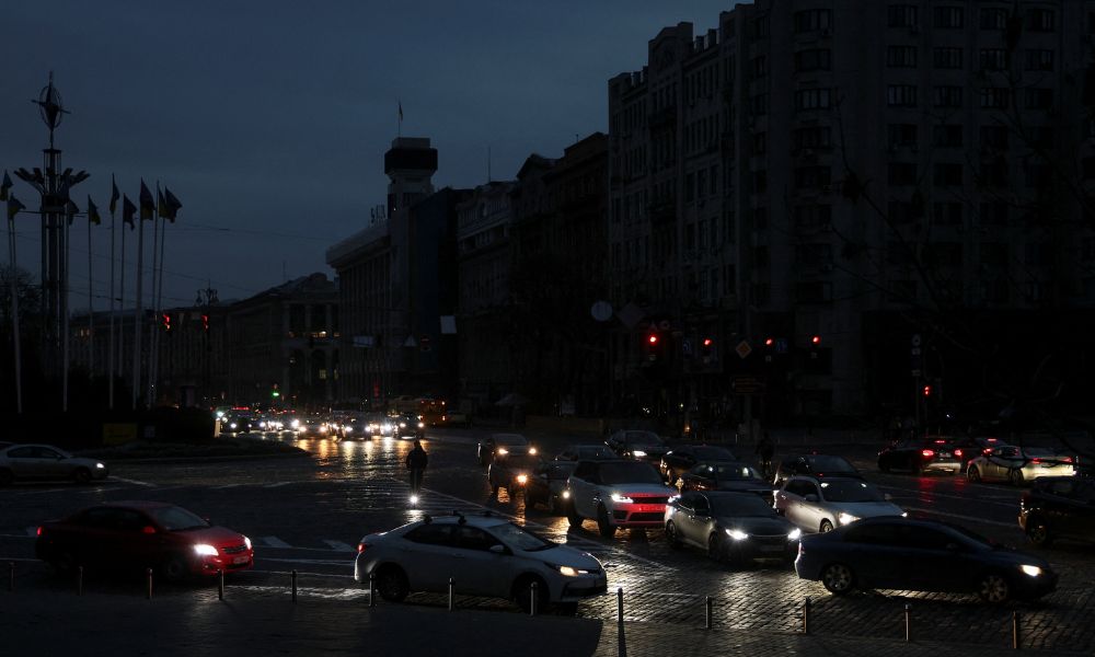 Rússia destrói infraestrutura energética da Ucrânia, e Zeleksy resiste: ‘Não temos medo do escuro’