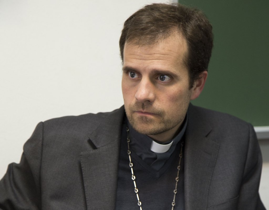 Ex-bispo se casa com escritora de erotismo e satanismo na Espanha