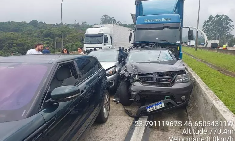 Engavetamento no Rodoanel em SP deixa 1 morto e 21 feridos