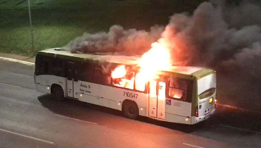 Manifestantes tentam invadir sede da PF em Brasília e ateiam fogo em carros e ônibus