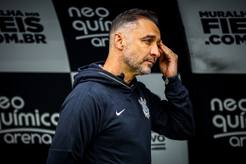 Vitor Pereira diz que Corinthians poderia estar brigando contra o rebaixamento no Brasileiro