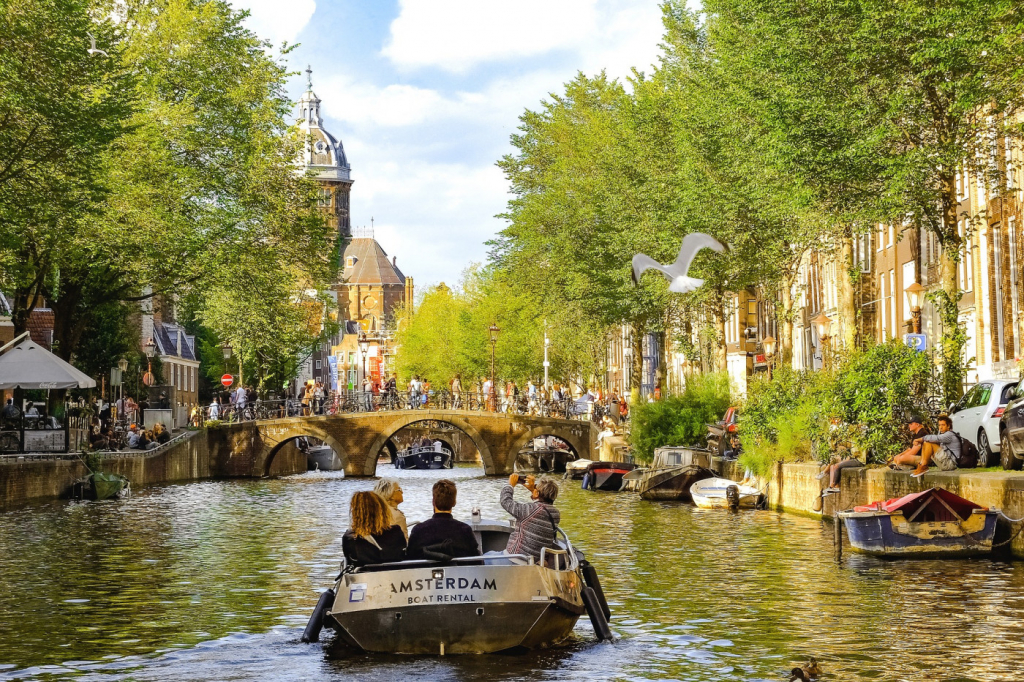 Para ‘afastar turistas’, Amsterdã fechará porto para navios de cruzeiro