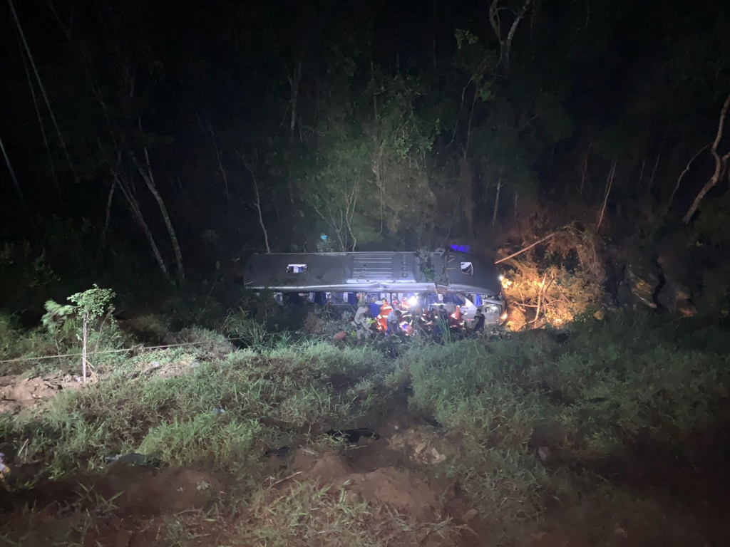 Acidente de ônibus deixa dois mortos e ao menos 18 feridos na BR-381 em Minas Gerais