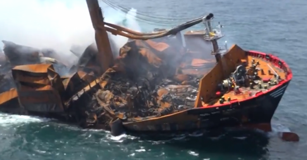 Navio afunda com toneladas de produtos químicos e causa desastre ambiental no Sri Lanka