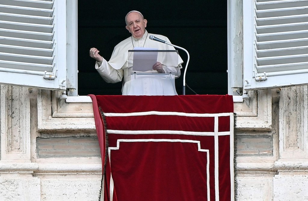 Papa Francisco volta a receber fiéis na Praça de São Pedro após um mês de restrições
