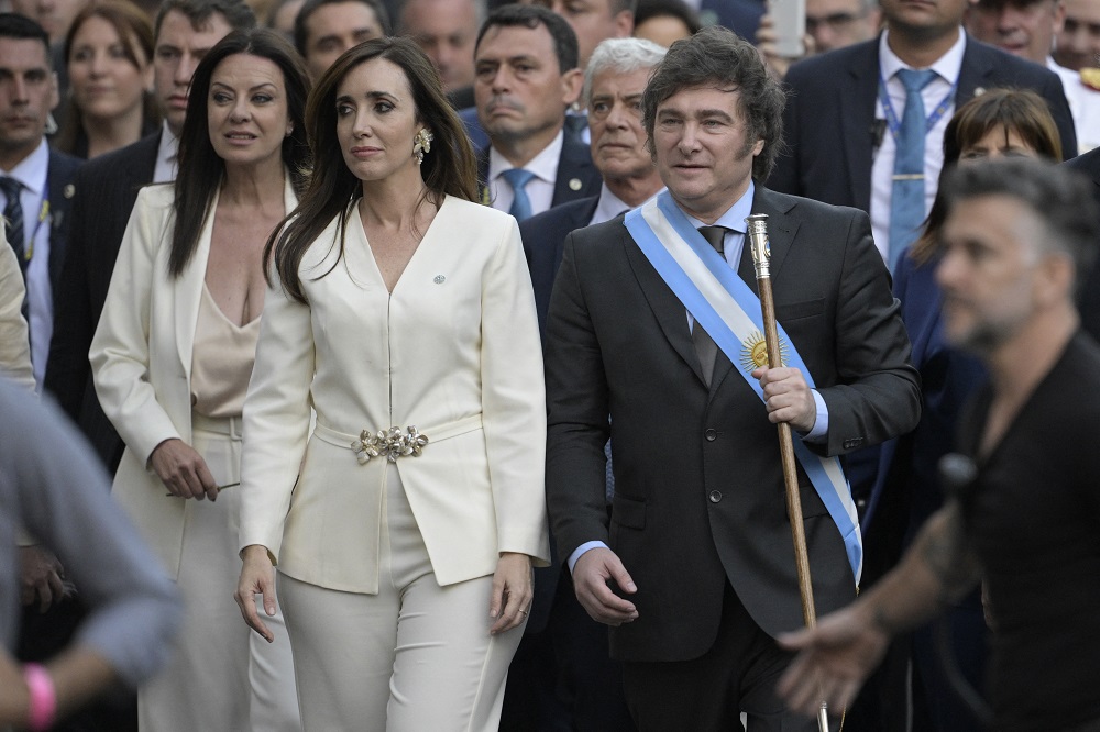 Em primeiro decreto, Milei reduz pela metade o número de ministérios na Argentina