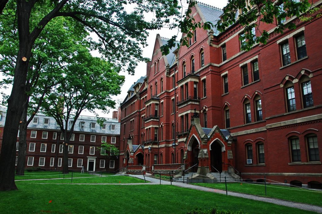 Chefe do necrotério da universidade de Harvard é acusado de vender restos humanos