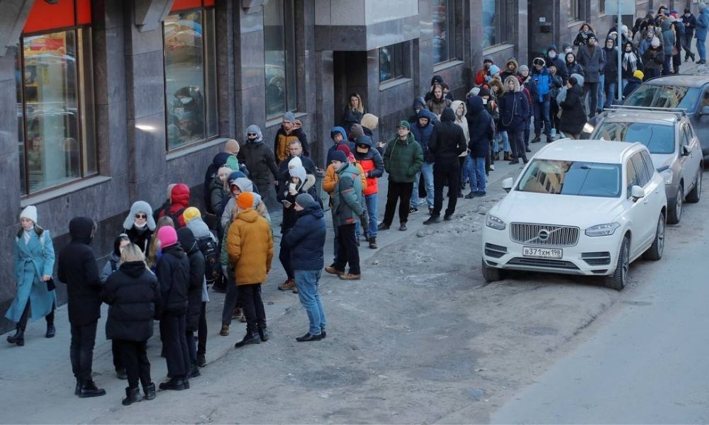 Sanções impostas à Rússia já surtem efeito no comércio local e afetam os moradores