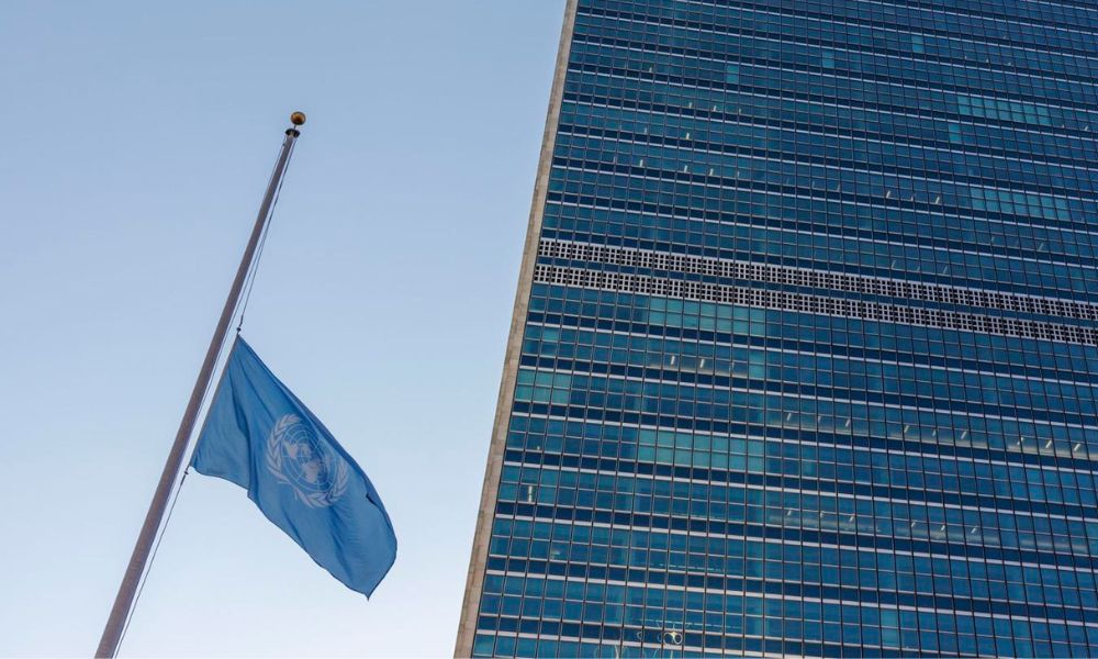 ONU hasteia bandeira a meio mastro e faz um minuto de silêncio em homenagem aos trabalhadores mortos em Gaza