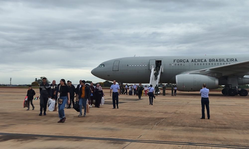 Terceiro avião com brasileiros e palestinos resgatados da Faixa de Gaza pousa em Brasília