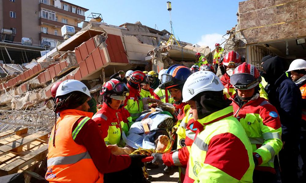 Mulher é resgatada na Turquia após ficar mais de 100 horas entre os escombros do terremoto