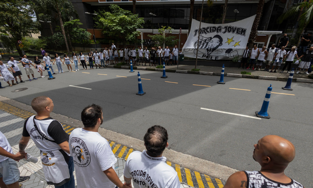 Torcida do Santos faz vigília por Pelé em frente a hospital em São Paulo