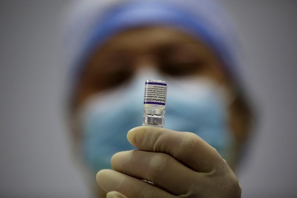 Terceira dose de vacina da Pfizer protege contra Ômicron, apontam estudos