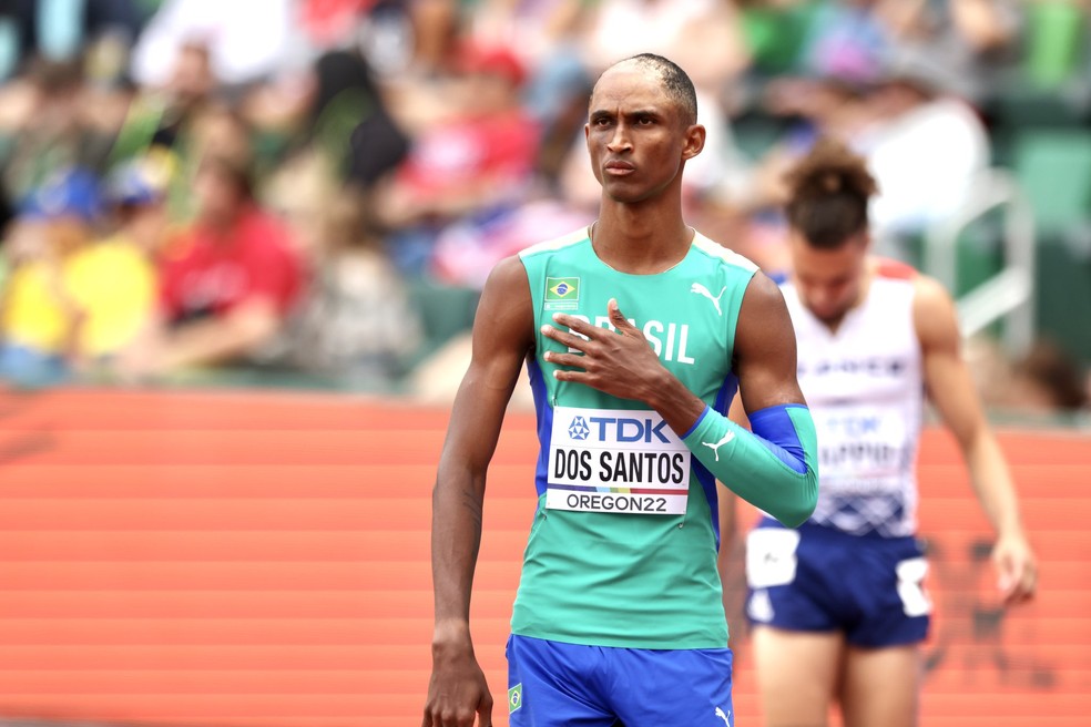 Alisson dos Santos é campeão mundial nos 400m com barreiras com recorde