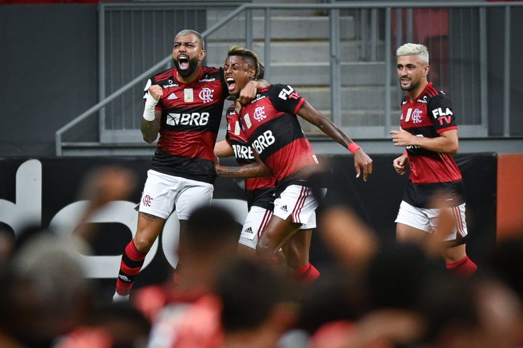 Flamengo enfrenta o Sport para acirrar briga pelo título; veja escalação