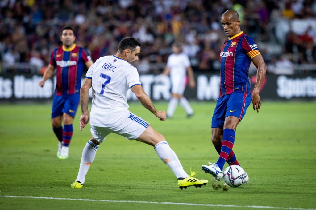 Em jogo de lendas, Ronaldinho marca, mas Barcelona é derrotado pelo Real Madrid