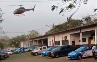 Piloto de helicóptero é rendido e entra em briga corporal durante voo no RJ; veja vídeo