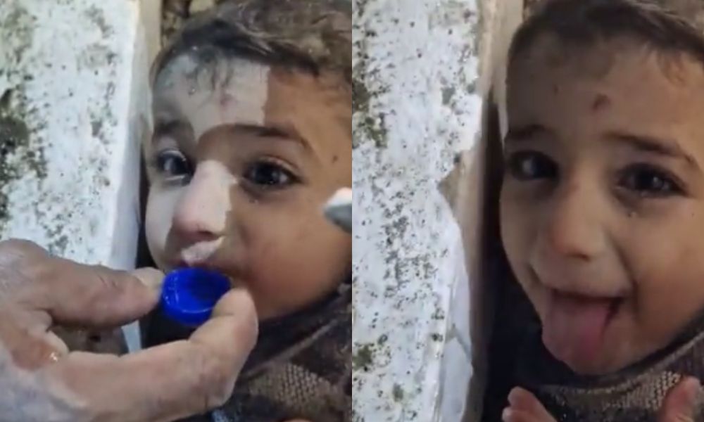 Criança recebe água em tampa de garrafa enquanto aguarda resgate dos escombros na Turquia