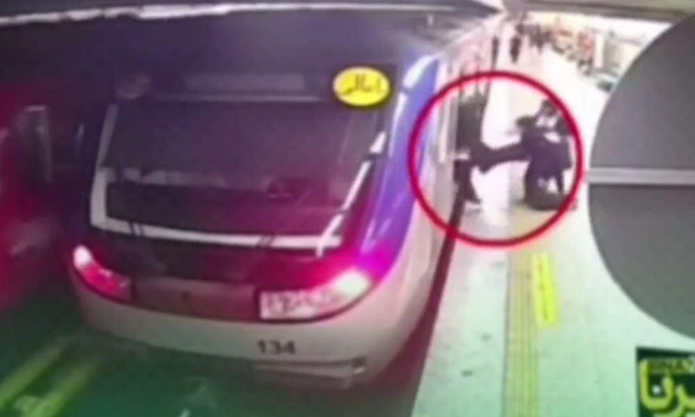 Adolescente de 16 anos entra em coma após ser agredida por polícia da moral em metrô do Irã; confira