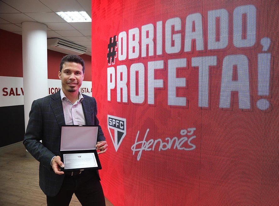 Hernanes é homenageado pelo São Paulo antes de clássico contra Santos