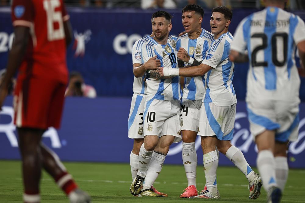 Fifa abre investigação sobre canto racista de argentinos contra França 