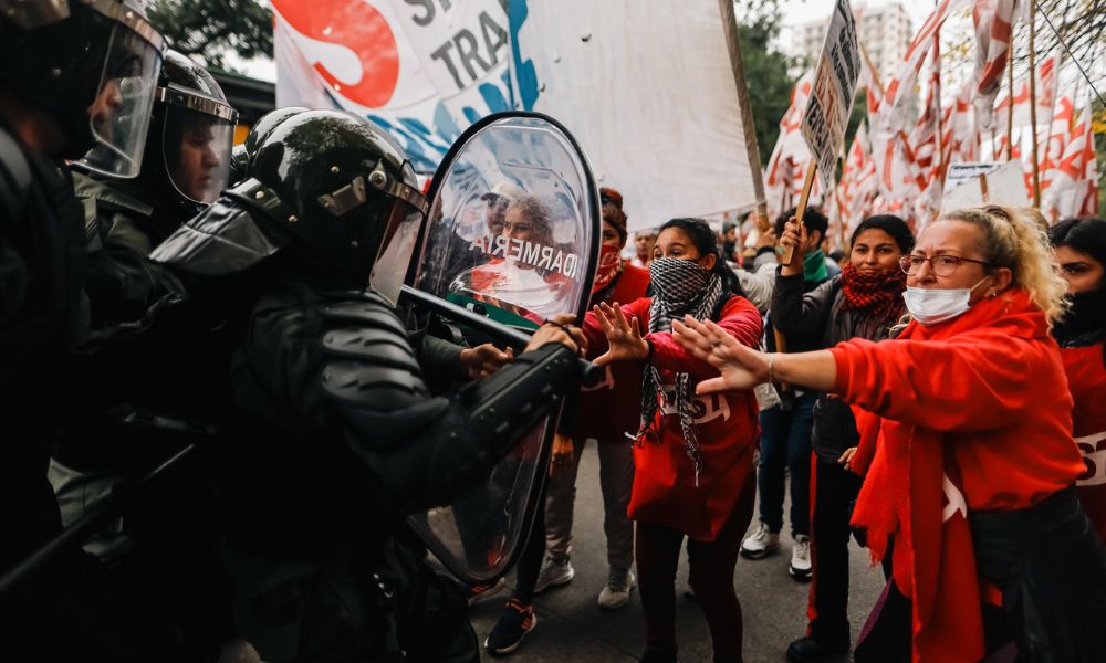 Manifestantes bloqueiam acesso a Buenos Aires em protesto ao corte de abastecimento por Milei