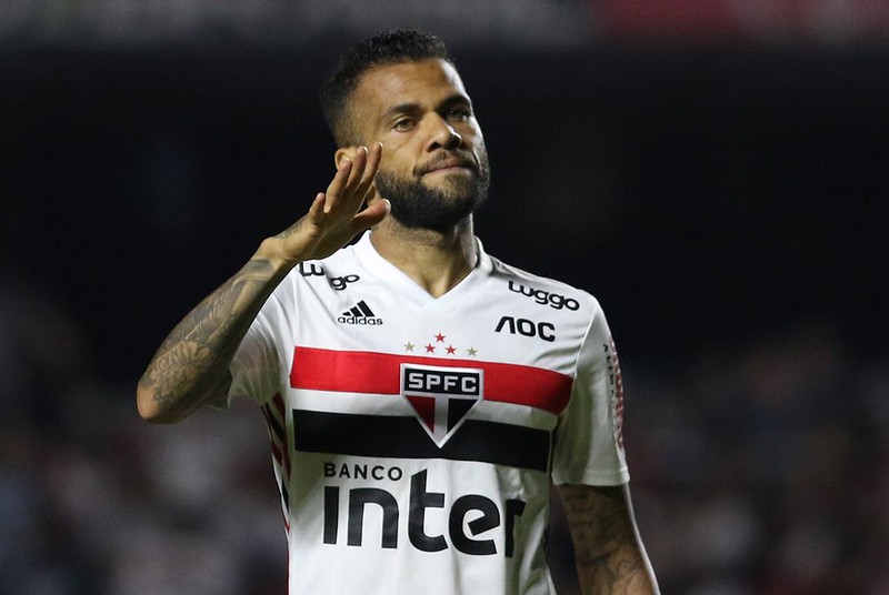 Daniel Alves sofre críticas após postar vídeo com os ‘melhores momentos’ pelo São Paulo; veja