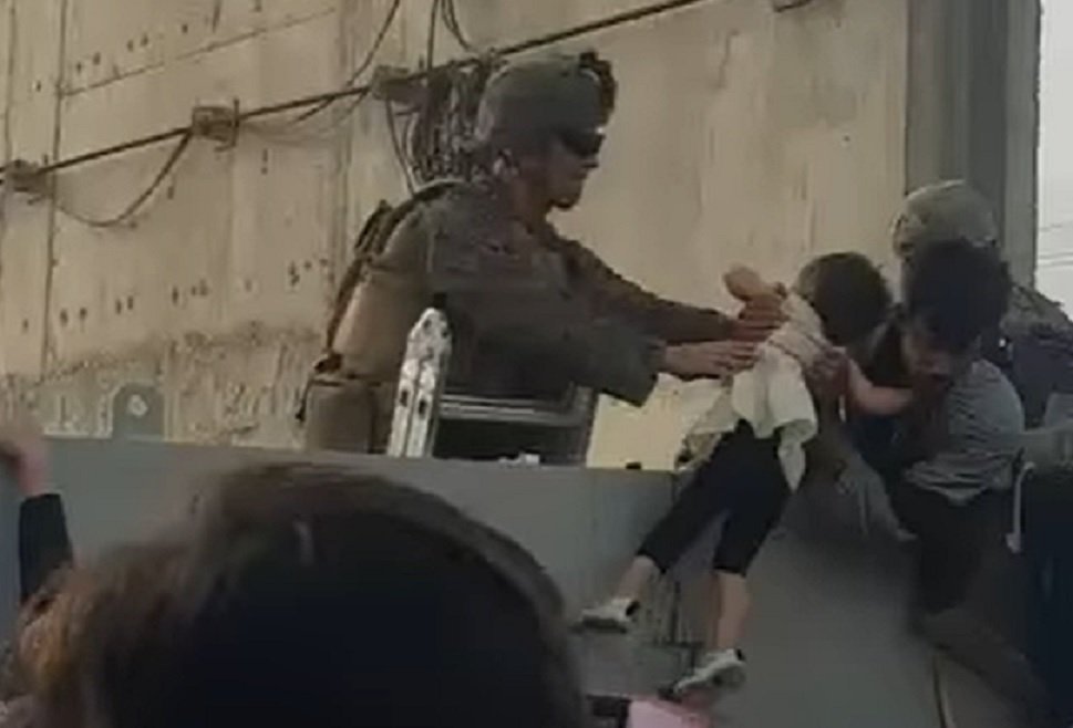 Pais entregam filhos a soldados para tentar retirá-los do Afeganistão; veja vídeo