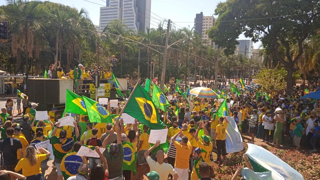 Apoiadores de Bolsonaro se reúnem a favor do voto impresso; confira
