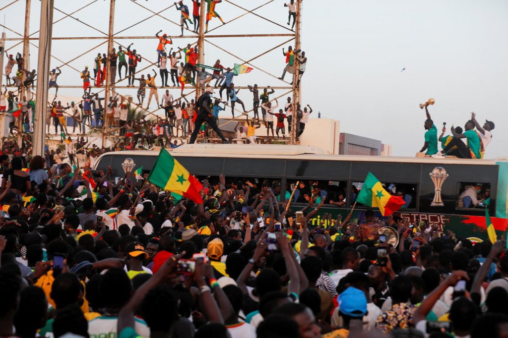 Multidão recebe seleção de Senegal após título inédito da Copa Africana de Nações; assista