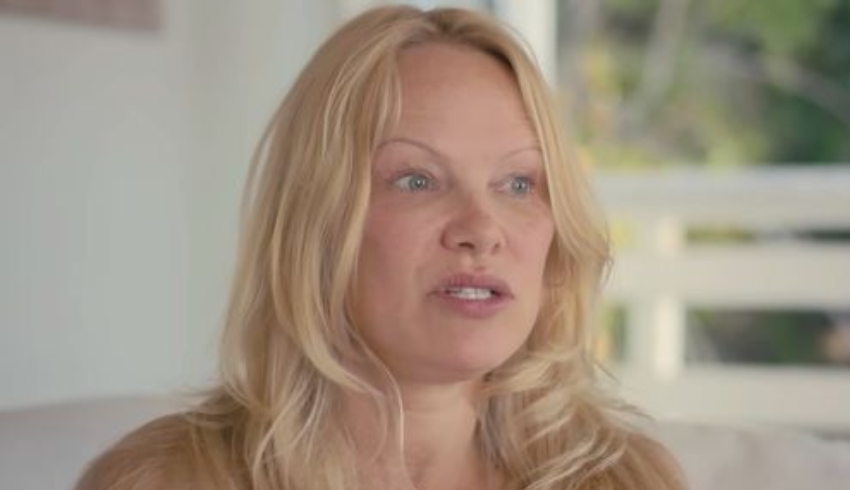 Pamela Anderson revela que ‘tentou matar’ sua babá; saiba o motivo