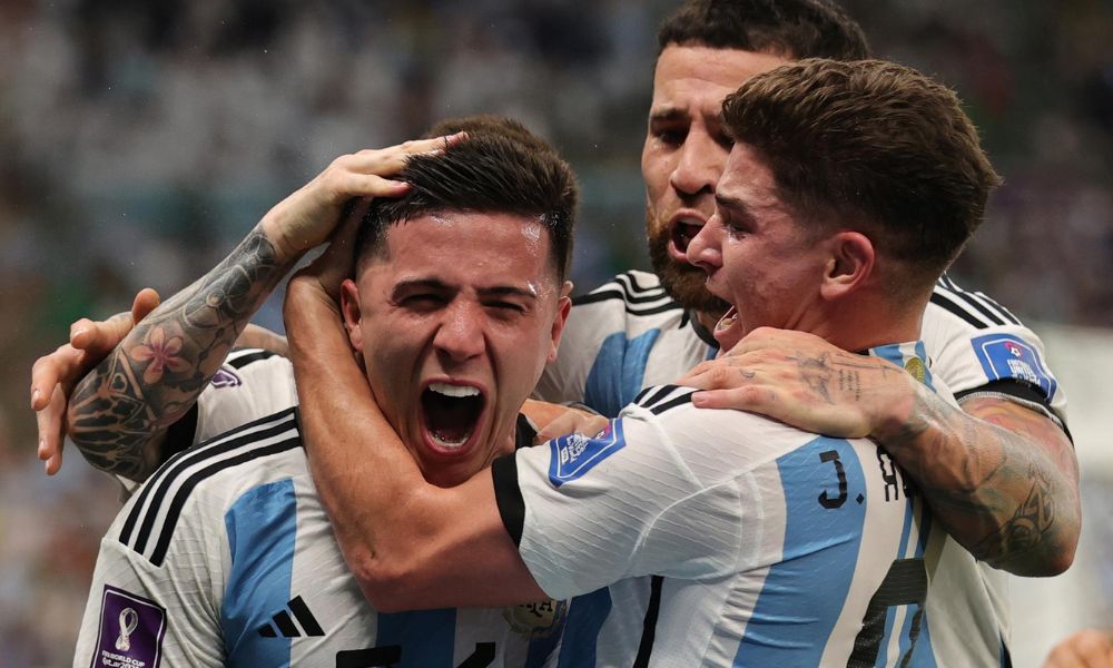 Com golaços de Messi e Fernández, Argentina vence México por 2 a 0 e se salva de eliminação precoce na Copa