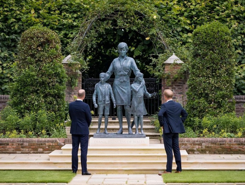 William e Harry se reúnem para inaugurar estátua da Princesa Diana em Londres