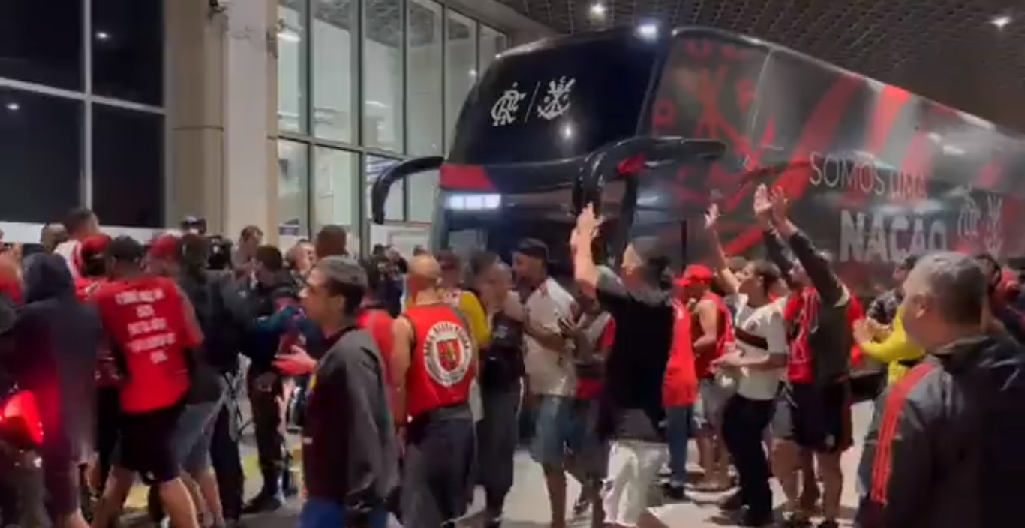 Flamengo desembarca sob protesto da torcida após eliminação na Libertadores; assista