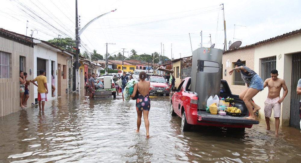 Chuvas em Alagoas e Pernambuco invadem casas, deixam um morto e atingem mais de 25 mil pessoas