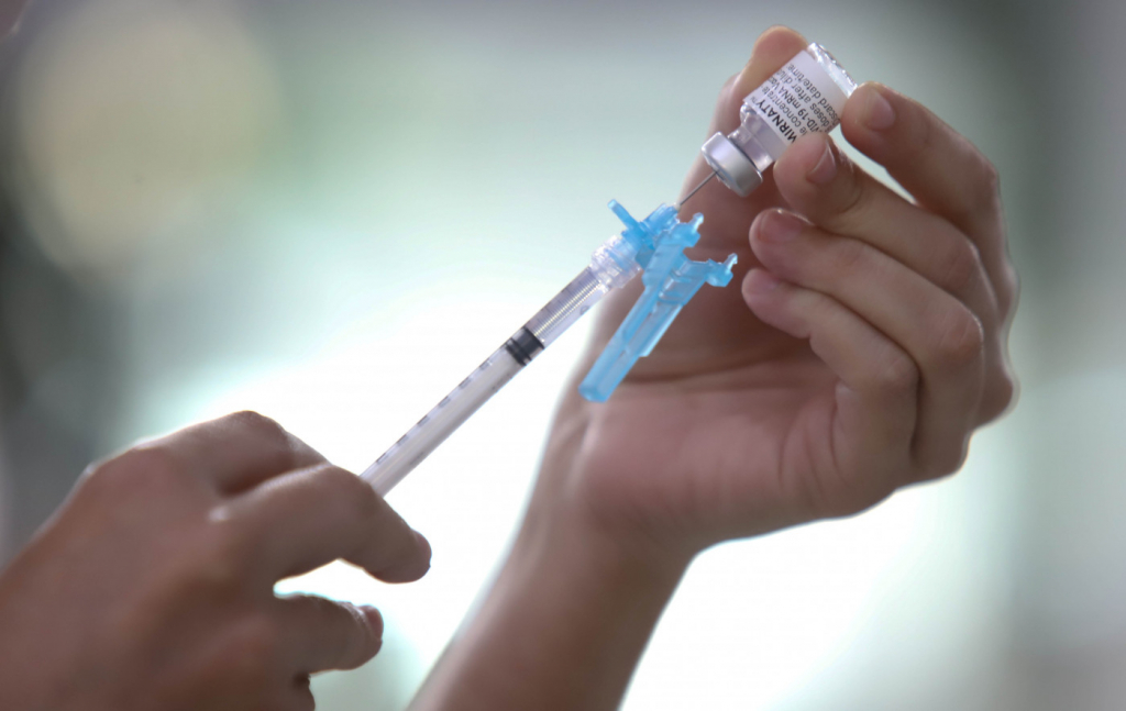 Adolescente é apreendido no DF após quebrar seringas e vacinas contra Covid-19