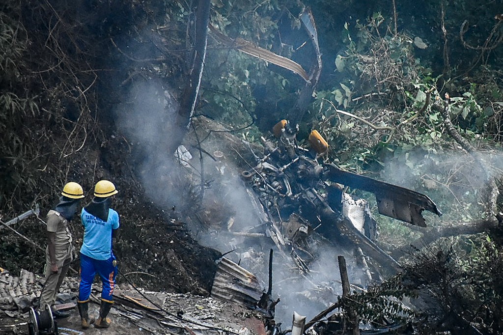 Queda de helicóptero mata comandante do Estado-Maior da Índia e outras 12 pessoas