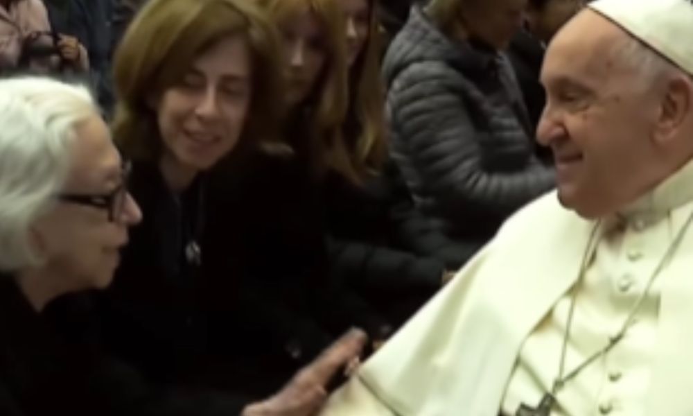 Fernanda Montenegro se encontra com Papa Francisco e recebe benção no Vaticano; veja vídeo