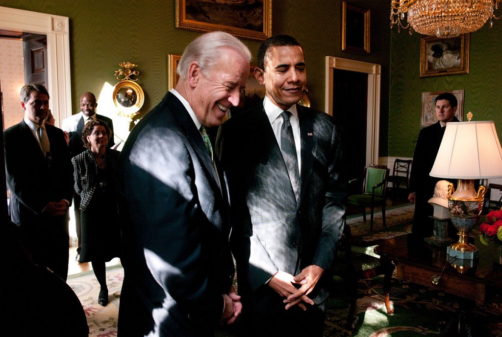 Obama volta à Casa Branca para promover lei de saúde com Biden nesta terça