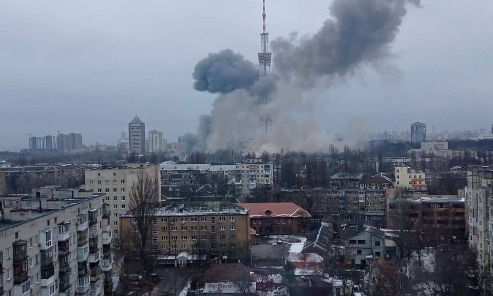 Tropas russas atacam torre de TV em Kiev e se aproximam da capital da Ucrânia