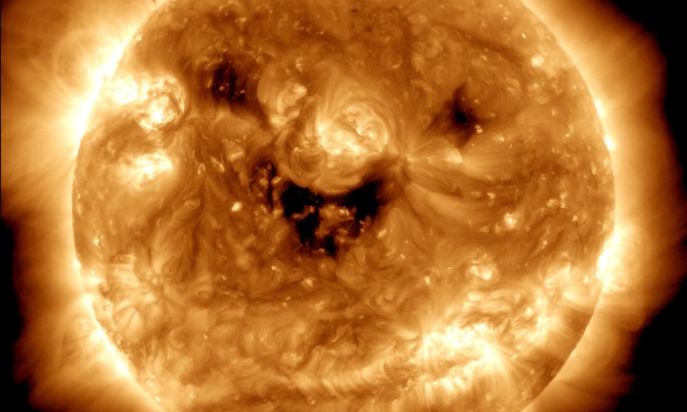 Nasa captura imagem impressionante do sol ‘sorrindo’; veja foto