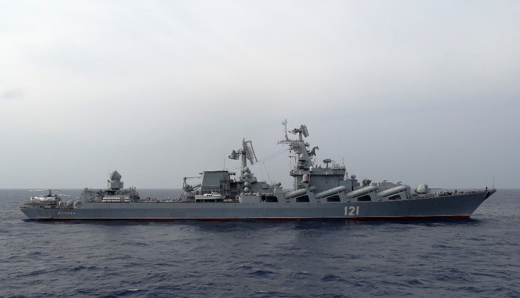 Ucrânia bombardeia navio russo e tripulação é evacuada após incêndio