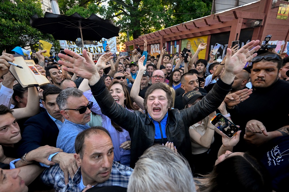 Milei lidera corrida presidencial na Argentina, aponta última pesquisa antes da eleição