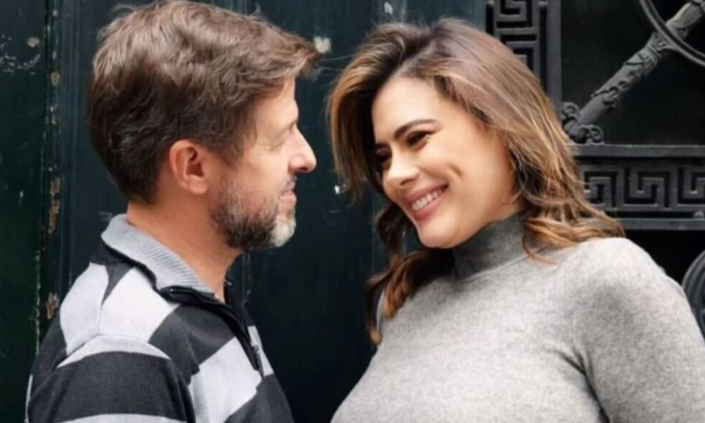 Michelle Loreto anuncia gravidez aos 43 anos e assume romance com diretor da Globo