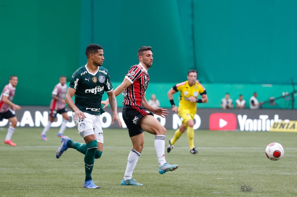 Calleri dá tapa em celular de torcedor do Palmeiras após vice com o São Paulo; veja vídeo
