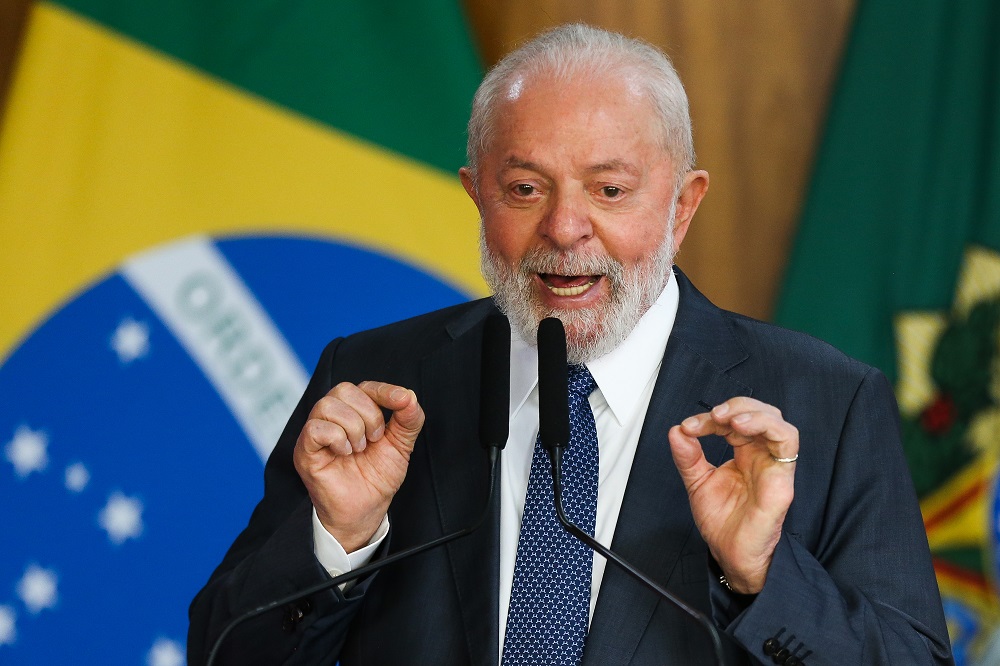 Lula assina decreto que aumenta imposto para armas de fogo e munições