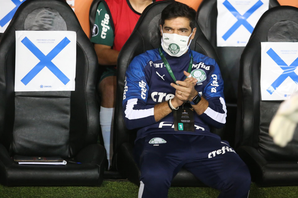 Abel Ferreira explica esquema com três zagueiros em vitória do Palmeiras na Libertadores; assista