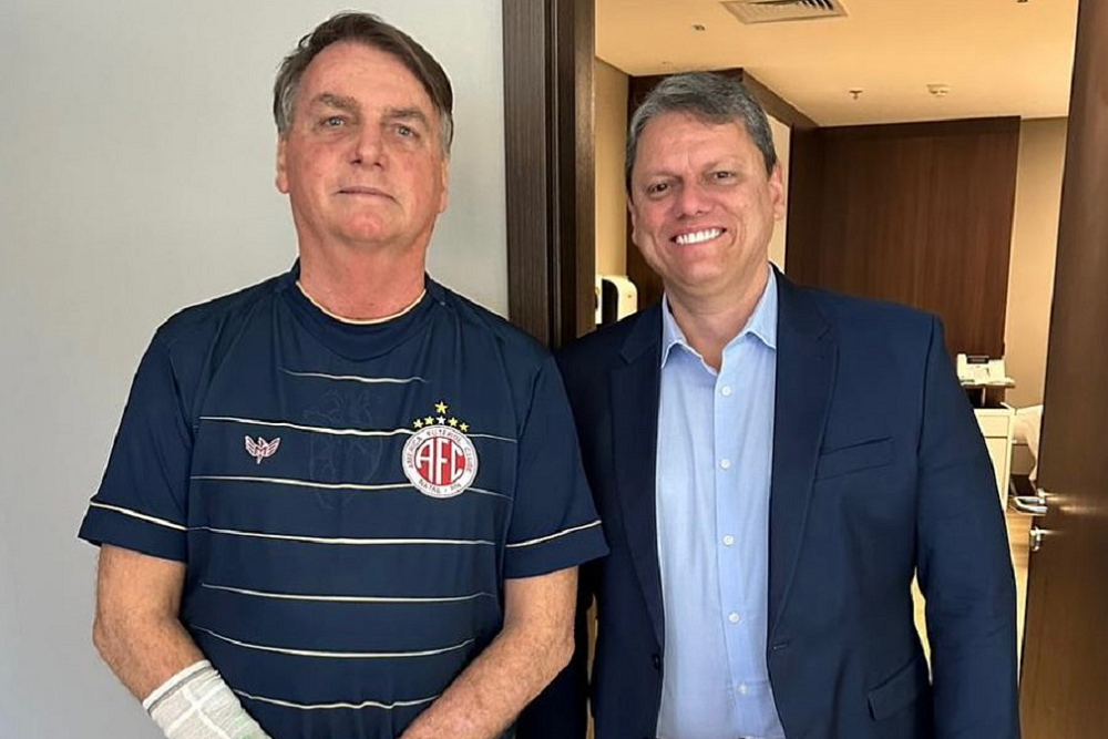 Tarcísio de Freitas visita Bolsonaro em hospital de São Paulo