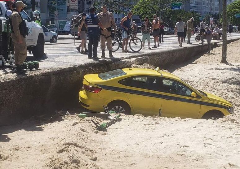 Taxista perde controle do carro e invade areia da praia de Copacabana